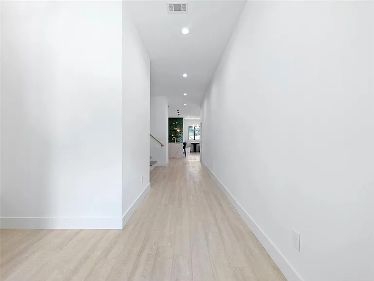 379 Enota Pl SW — Photo 3
