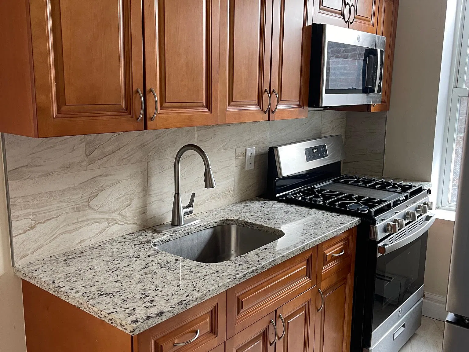 1 bed, 700 sqft, $1,595 — Photo 2