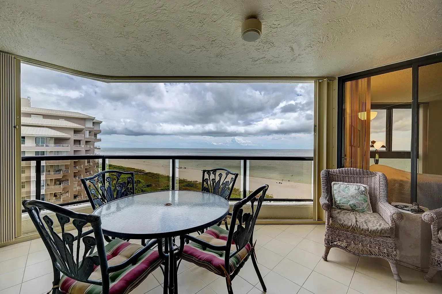 2 bed, 962 sqft, $3,950 — Photo 2