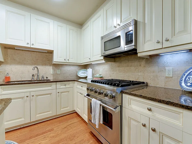 701 Royal Ct #306 — Photo 8