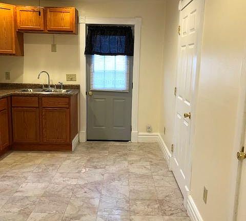3rd image of 918 W Ash St