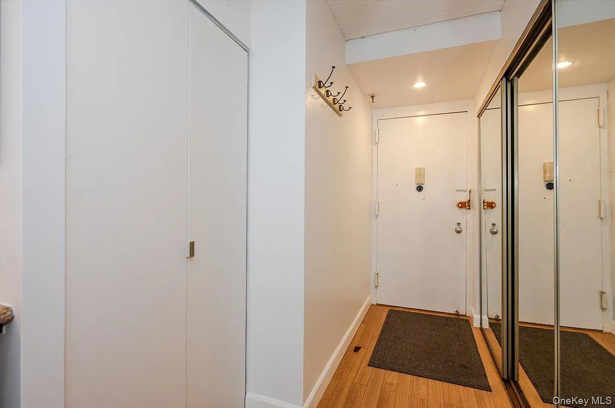 2 bed, 2.0 bath, 1063 sqft, $4,200 — Photo 2