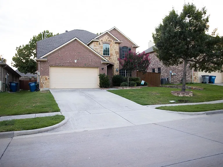 907 Appalachian Dr — Photo 2