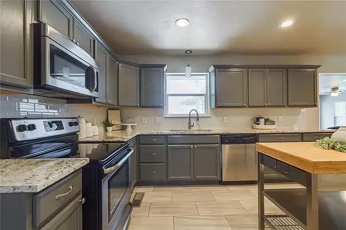 1501 Carlton Way — Photo 10