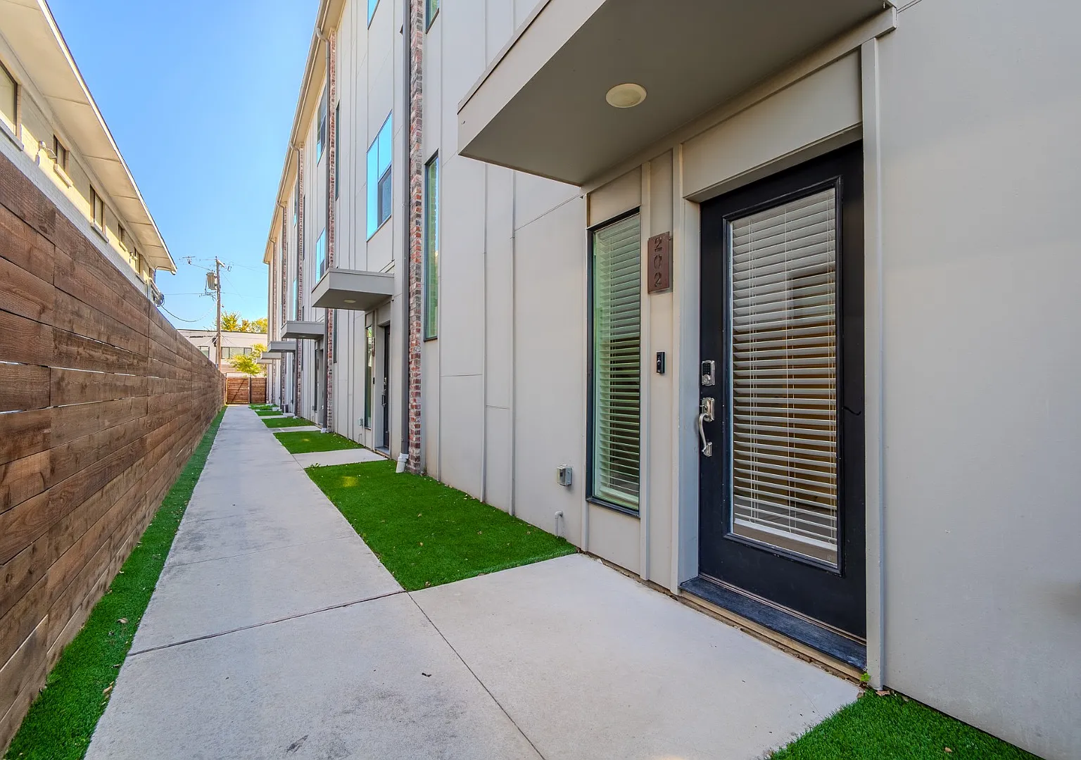 Fully Furnished Modern Townhome with Dual Primary Suites & 2-Car Garage | Knox-Henderson / Lower ... — Photo 2