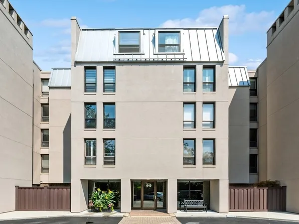 640 Winnetka Mews APT 107, Winnetka, IL 60093