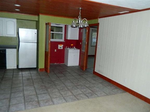 3rd image of 33 Shadybrook Dr