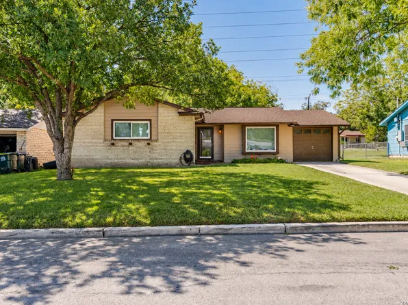 915 HORSESHOE TRL, Universal City, TX 78148