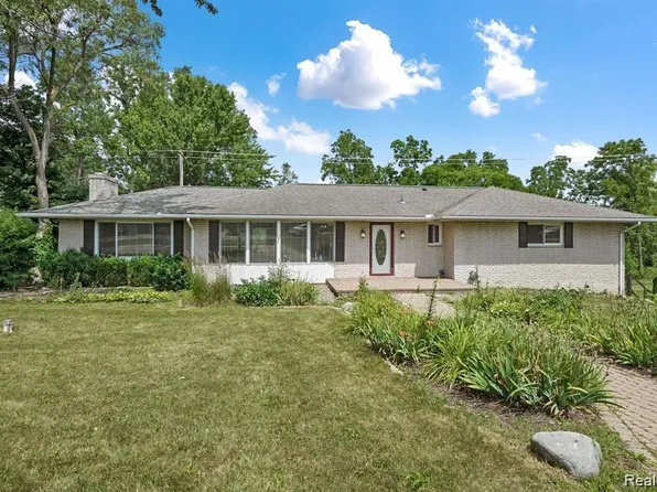 5335 Perry Rd, Grand Blanc, MI 48439