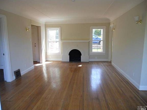 Living room w/ fireplace