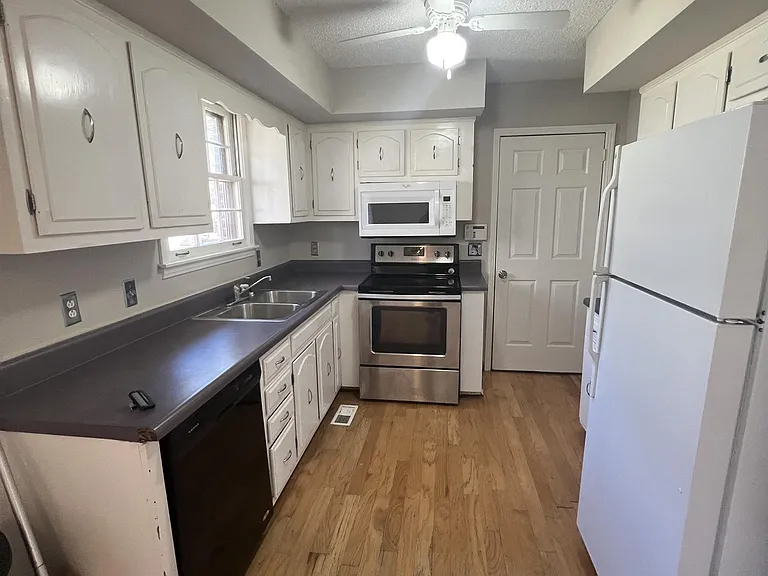 2900 Moss Spring Dr — Photo 3