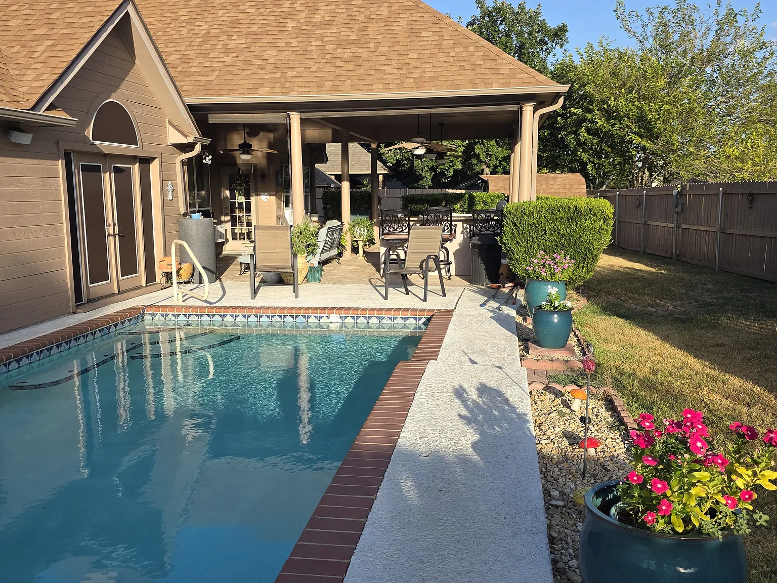 3 bed, 2019 sqft, $2,500 — Photo 2