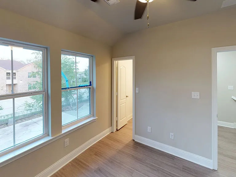 1003 Avenue A — Photo 26