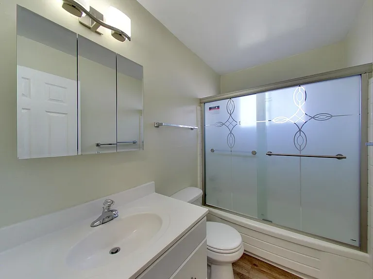 Midway Manor Apts. — Photo 37