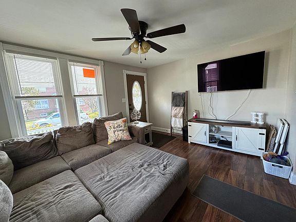LIVINGROOM ANGLE 2