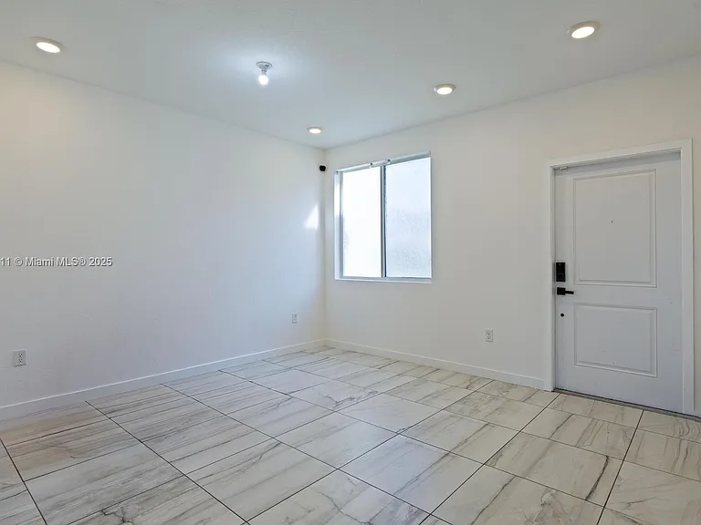 1014 SE 23rd Ave — Photo 2