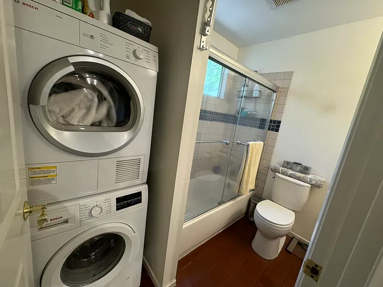 bathroom with tub shower and washer & dryer hookups