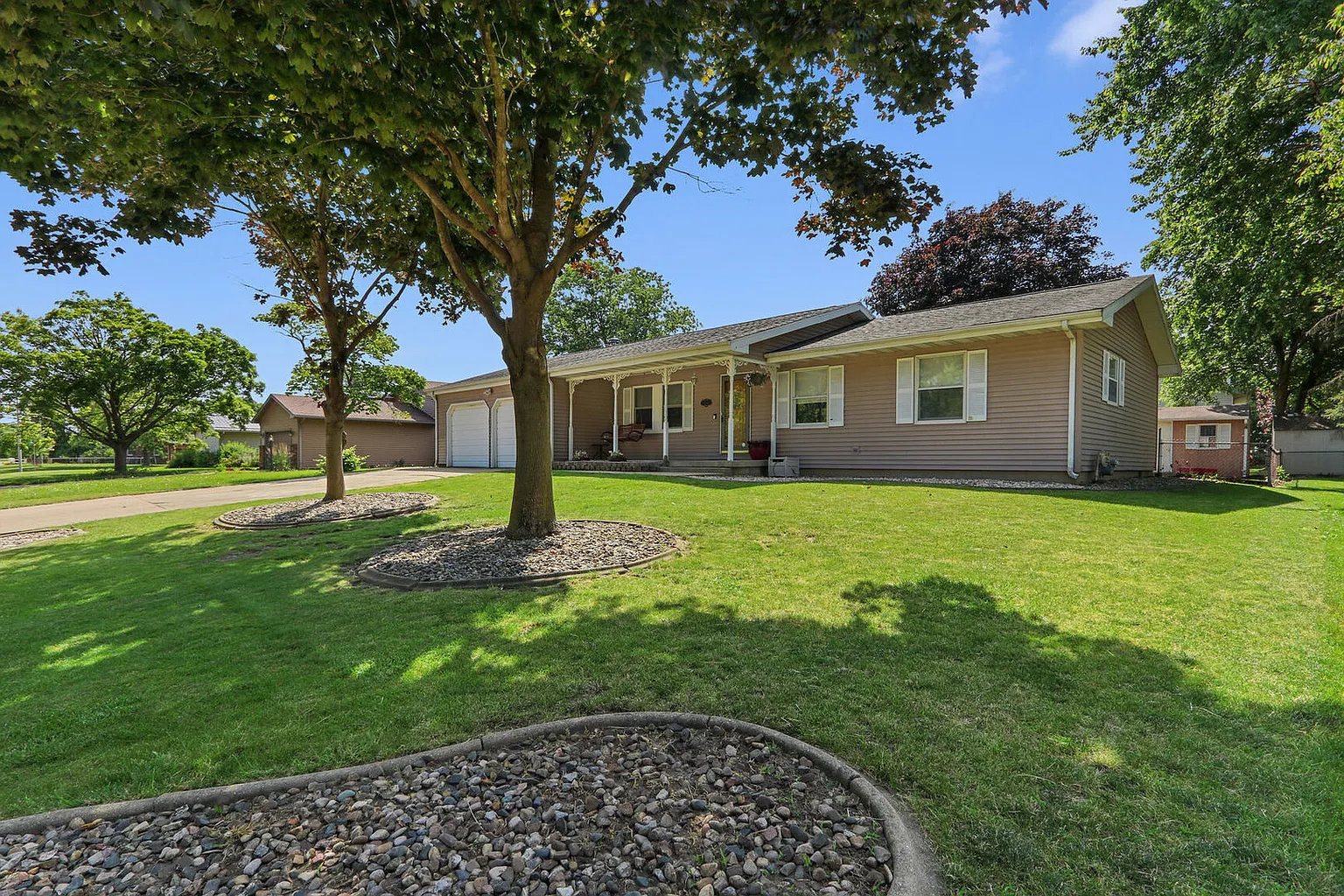 1014 Oakcrest Dr photo 1