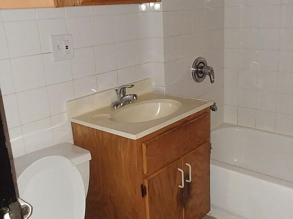 5th image of 223 W 72nd St APT 2