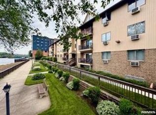 651 Riverside Ave, Lyndhurst, NJ 07071