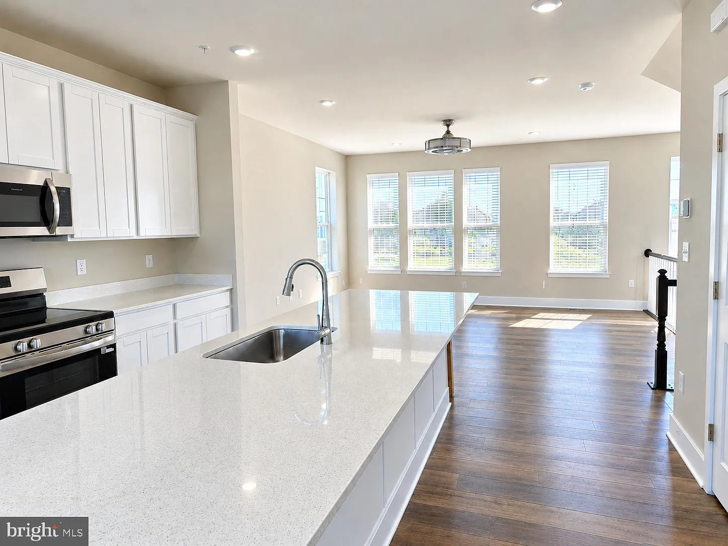 3 bed, 3.5 bath, 2280 sqft, $2,400 — Photo 4