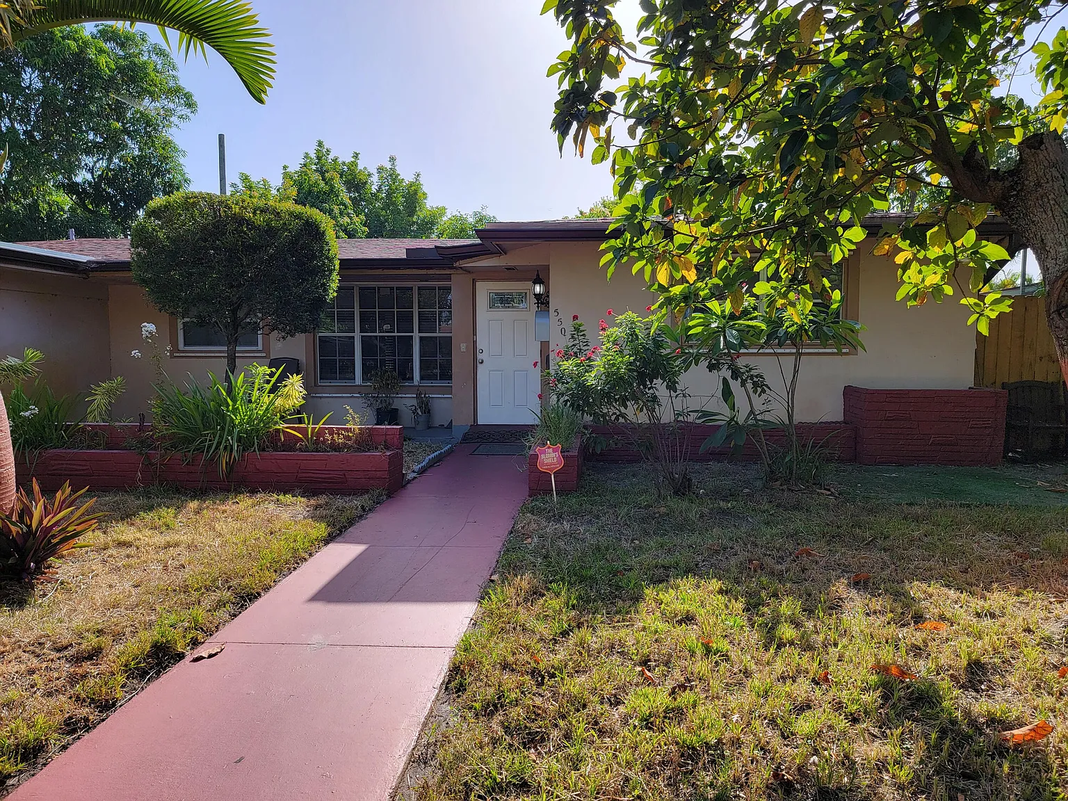 3 bed, 1.0 bath, 2343 sqft, $2,900 — Photo 2