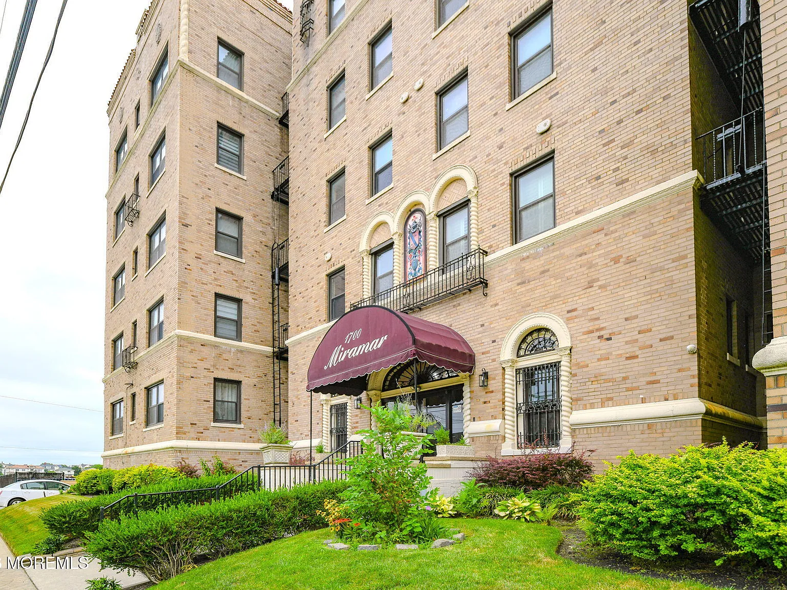 3 bed, 1022 sqft, $3,400 — Photo 3