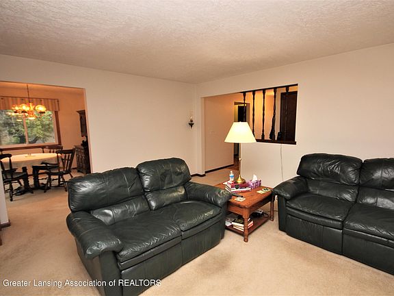 4th image of 1010 W Geneva Dr