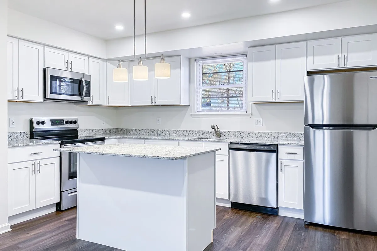 Kitchen with island - Concord