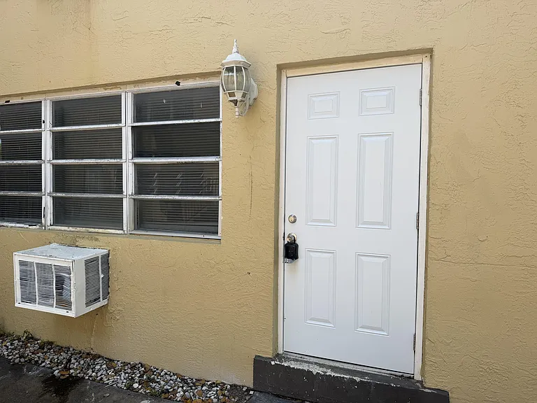 1004 NW 2nd St #1 — Photo 2