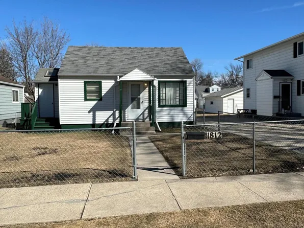 1812 8th Ave N, Grand Forks, ND 58203