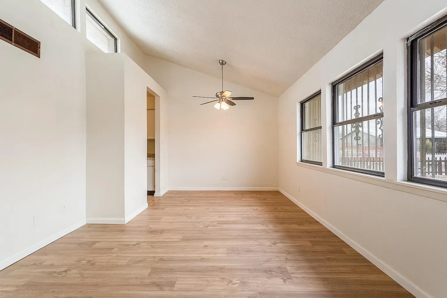 3 bed, 958 sqft, $1,800 — Photo 1