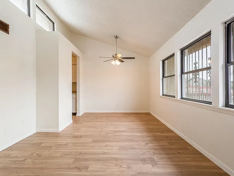 157 Sunset Pl SW — Photo 1