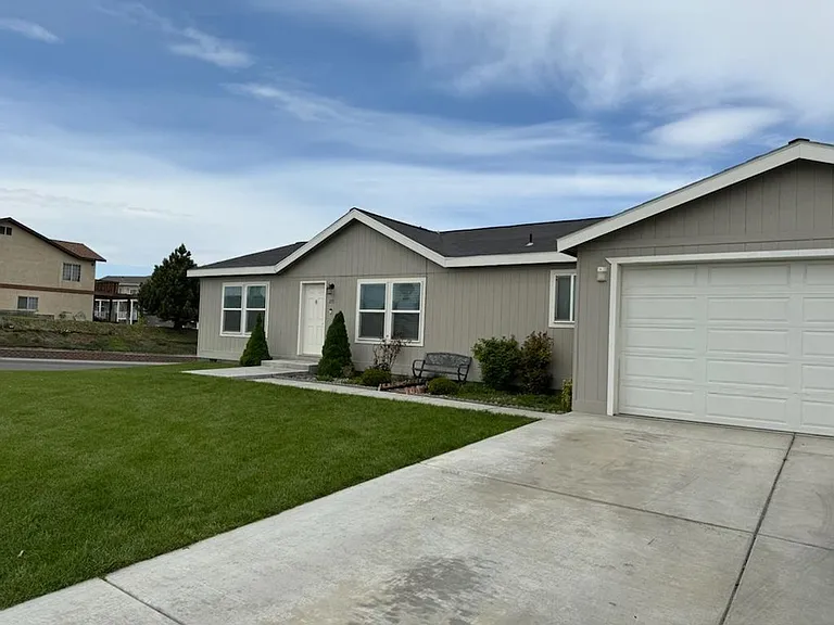 371 NE Marshall Loop — Photo 3