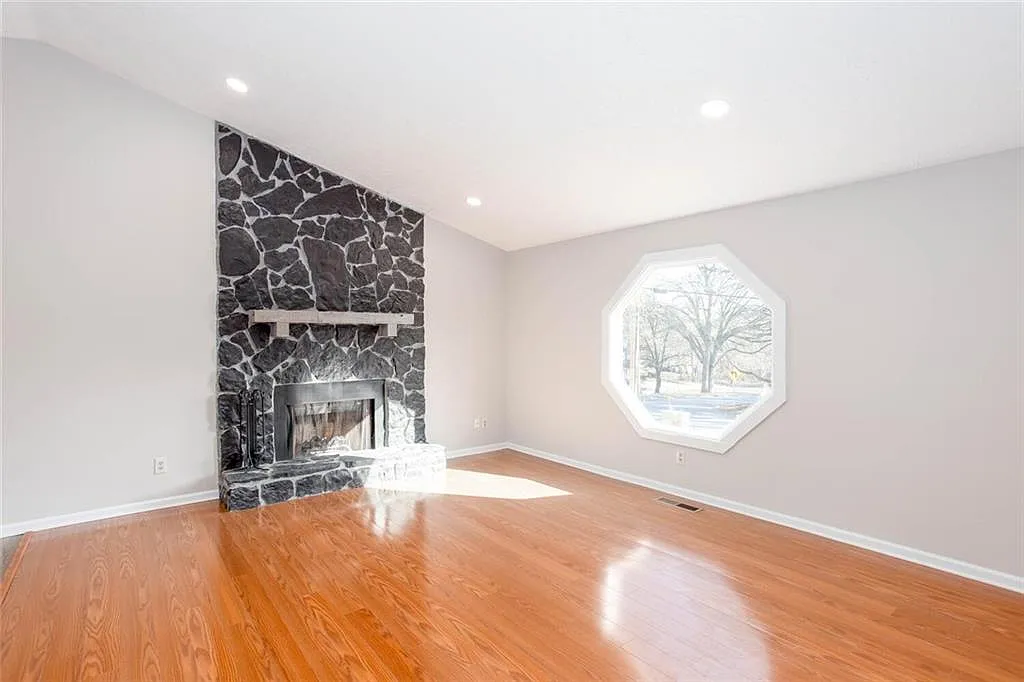 4 bed, 2.0 bath, 2128 sqft, $2,350 — Photo 3