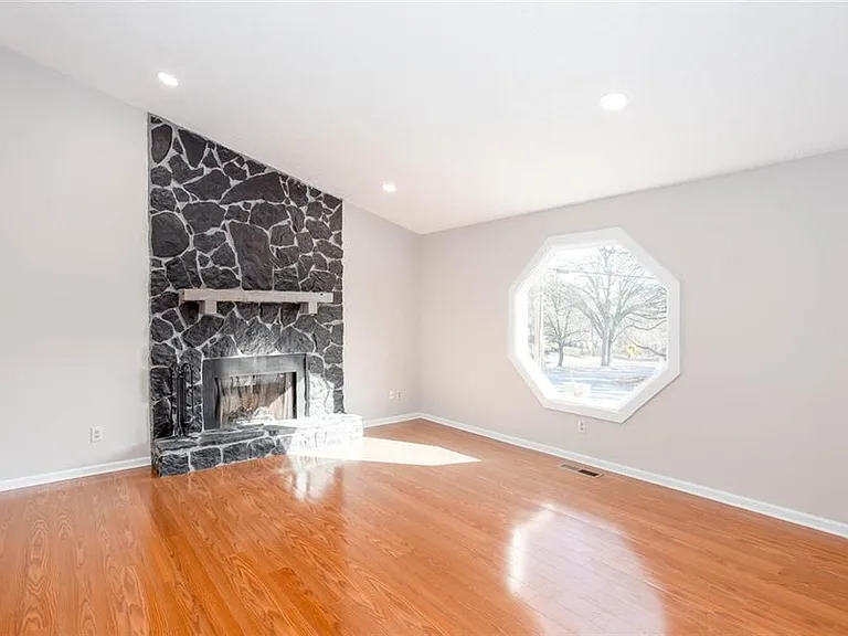 4049 Leicester Dr NE — Photo 3