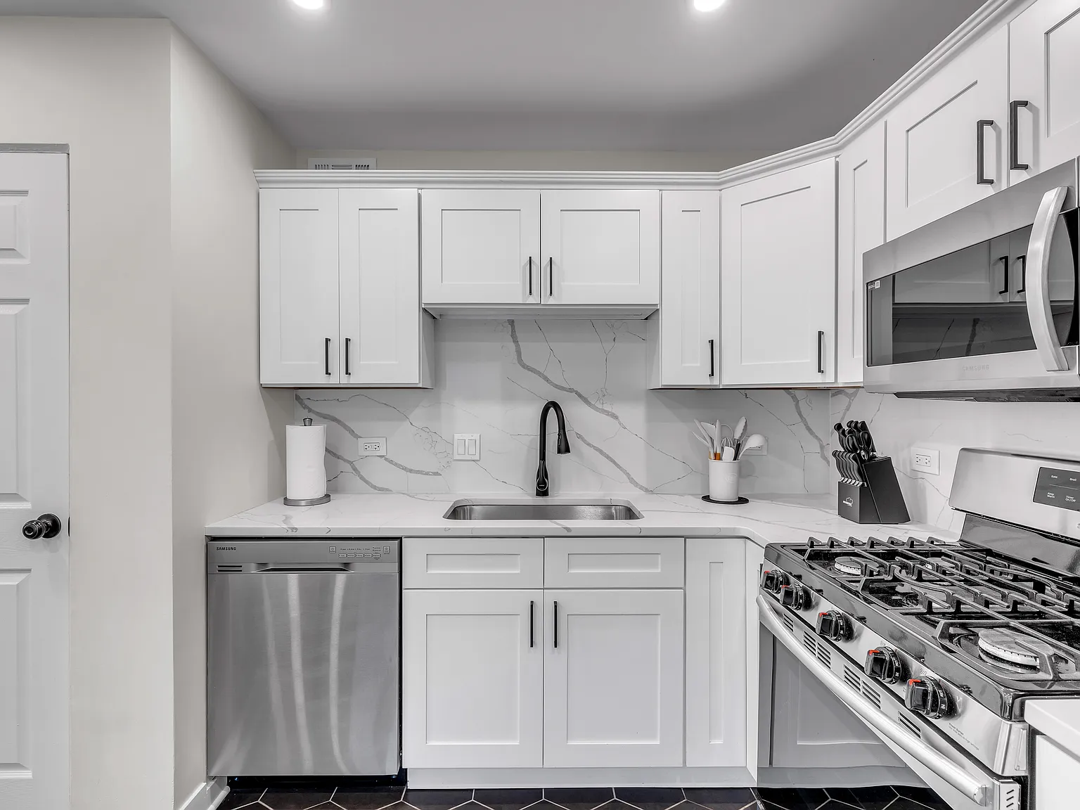 3 bed, 1456 sqft, $9,900 — Photo 4