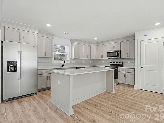 3rd image of 202 Jenkins St