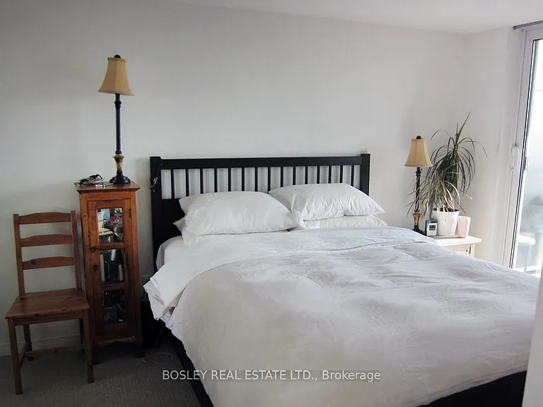 230 King St E #1201 — Photo 8