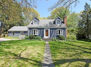 4 Sakonnet Dr, Barrington, RI 02806