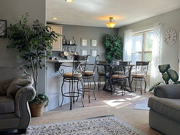Eat-In Kitchen and Bar Area