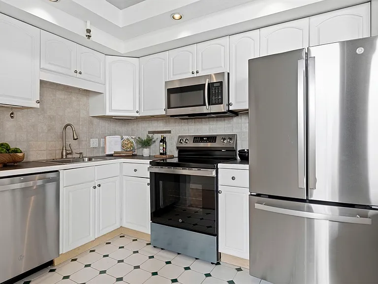 320 W 2nd St #412 — Photo 11