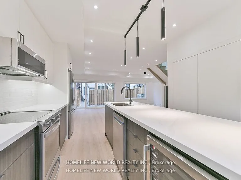 995 Dufferin St #LANEWAY — Photo 7