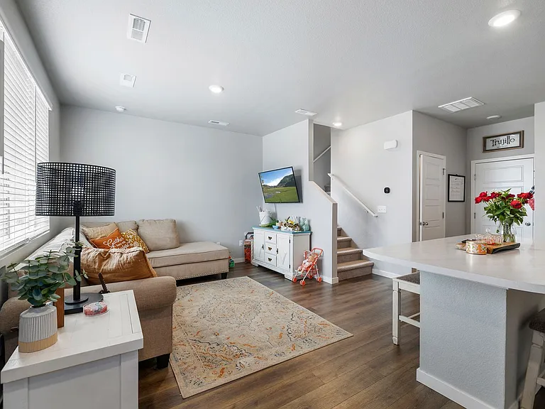 253 Molinar St — Photo 8