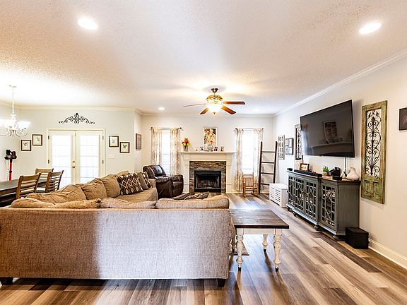 3rd image of 136 Pine Summit Dr