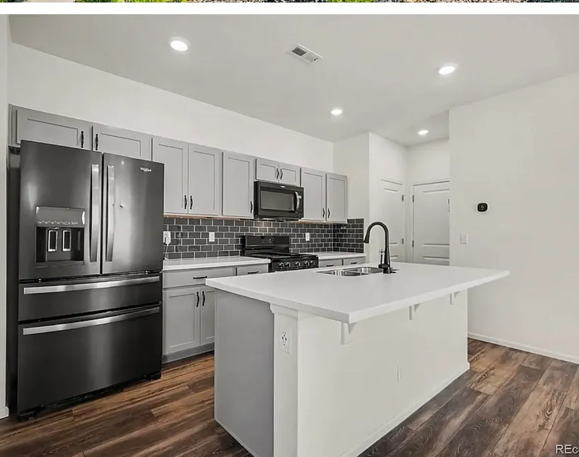3 bed, 2.5 bath, 1676 sqft, $3,100 — Photo 2