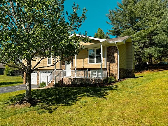 3rd image of 438 Sandalwood Dr