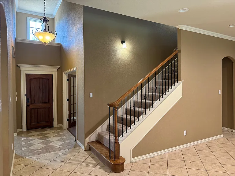 2207 Canterbury Dr — Photo 6