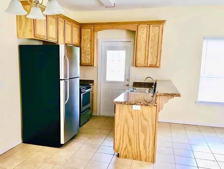 3 bed, 2.5 bath, 1370 sqft, $1,300 — Photo 4