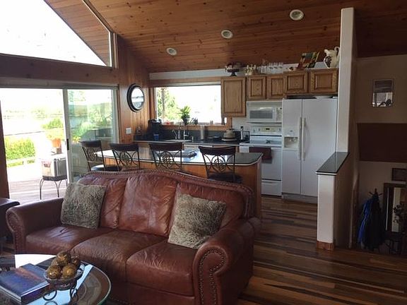 5th image of 300 Lakefront Dr